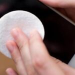 Риск в привычке: обычные методы чистки экрана смартфона таят неожиданную угрозу.