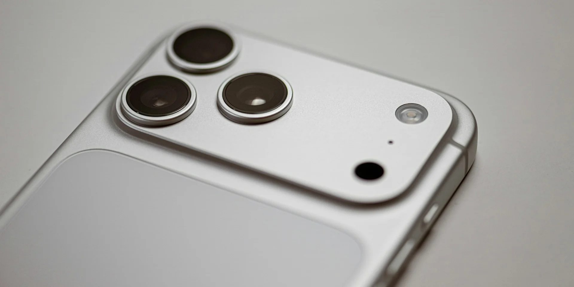 Apple iPhone 18 Pro подорожает на $300 из-за бума ИИ, предупреждает аналитик