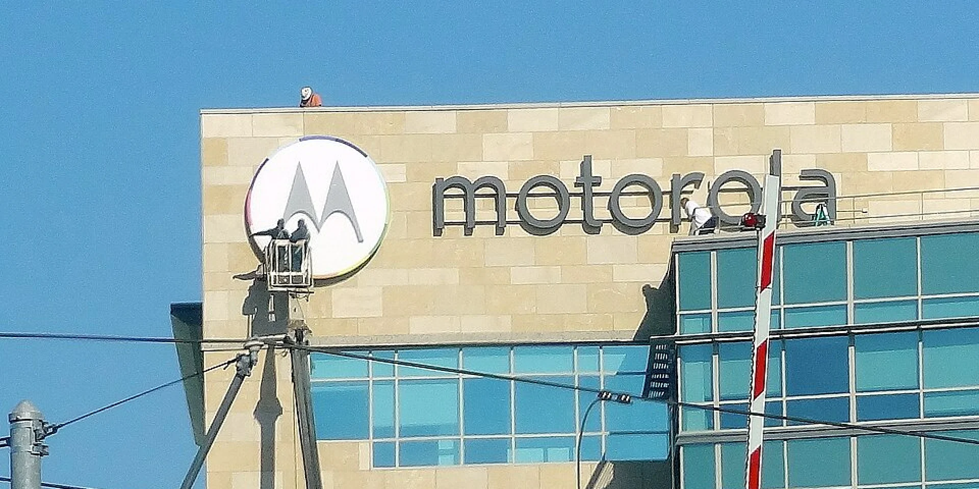 Motorola идет по стопам Apple: анонсирован новый компактный складной смартфон.