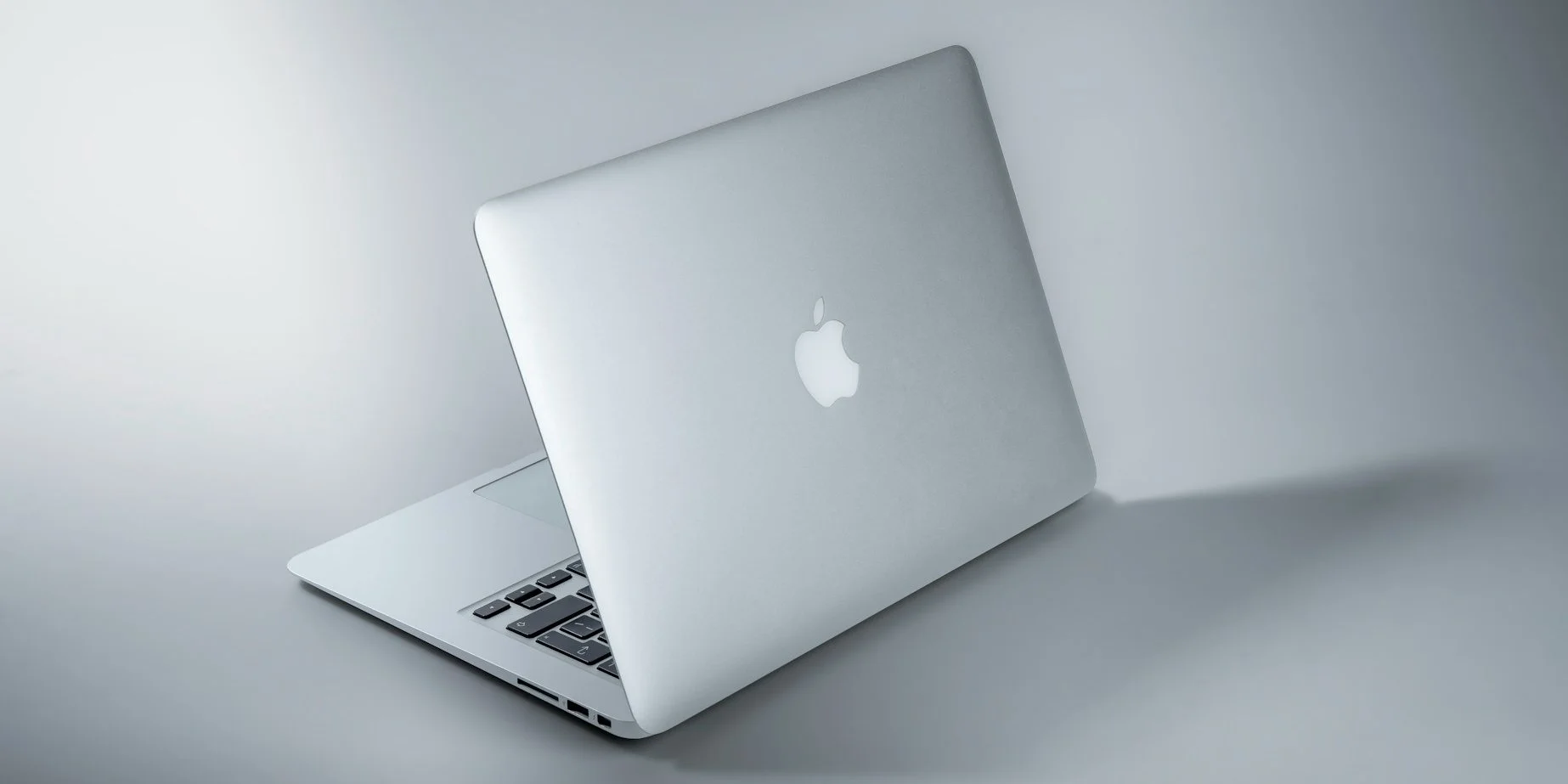 Apple готовится: неизвестна точная дата, но в октябре ждут сенсорный MacBook и новый iPad mini.