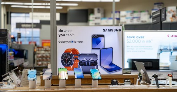 Рынок смартфонов в обвале: продажи на 14-летнем минимуме, лишь два гиганта в плюсе.